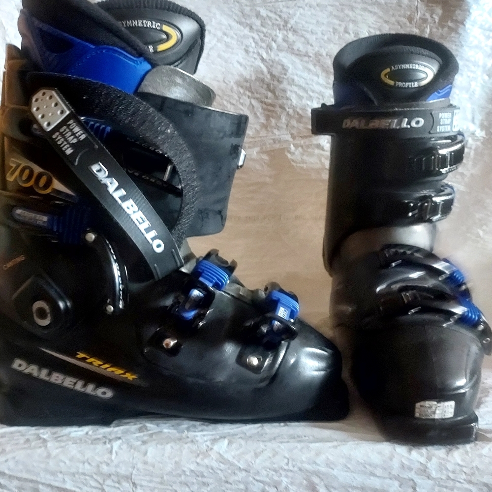 SKI BOOTS